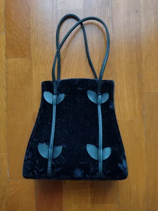 Bolso negro de terciopelo. M dirás: 17 cm x 18 cm