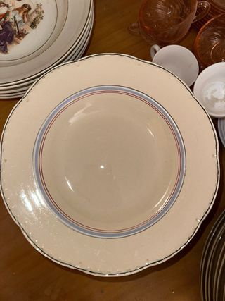Platos hondos de porcelana beige y azul