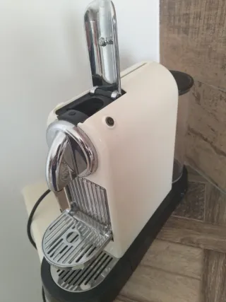 Cafetera Nespresso Crema Beige