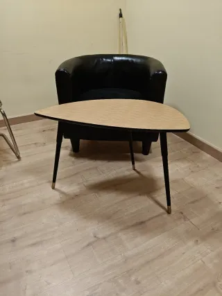 Mesa auxiliar salón madera y cuero