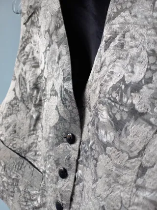 Chaleco elegante plateado y negro