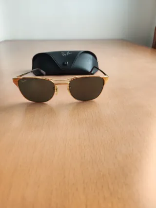 Gafas de sol Ray-Ban doradas y marrones