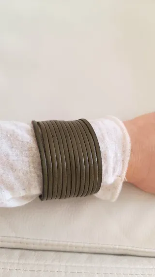 Pulsera cuero verde estilo brazalete