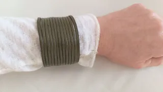 Pulsera cuero verde estilo brazalete