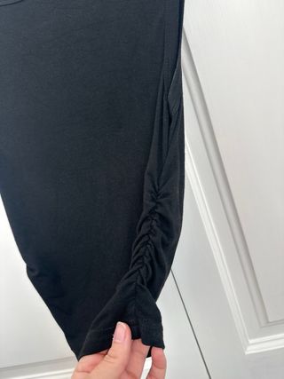 Camiseta negra sin mangas