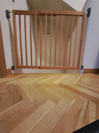 Barandilla Munchkin de madera para escaleras