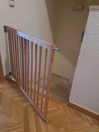 Barandilla Munchkin de madera para escaleras