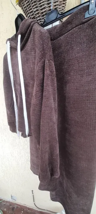 Tuta elegante marrone con fili dorati