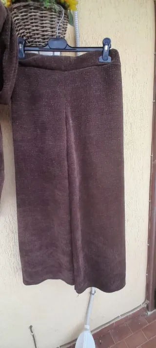 Tuta elegante marrone con fili dorati