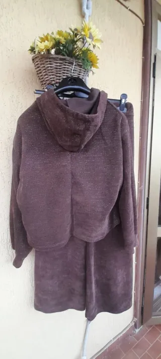 Tuta elegante marrone con fili dorati