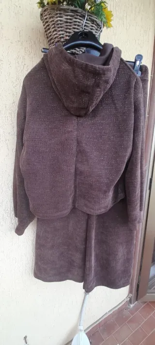 Tuta elegante marrone con fili dorati