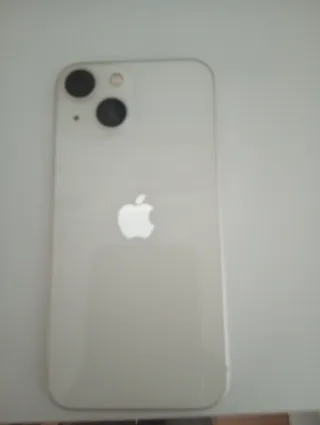 iPhone 13 mini bianco con custodia