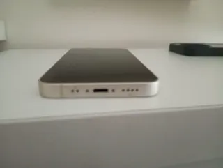 iPhone 13 mini bianco con custodia