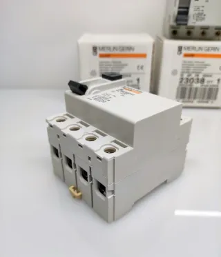 4 Interruttori Differenziali Merlin Gerin 23038