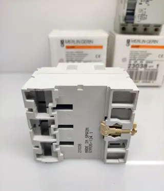 4 Interruttori Differenziali Merlin Gerin 23038