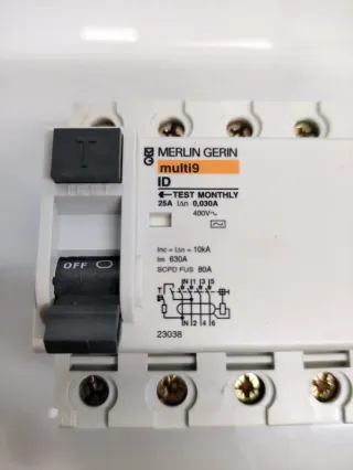 4 Interruttori Differenziali Merlin Gerin 23038