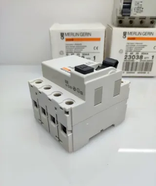 4 Interruttori Differenziali Merlin Gerin 23038