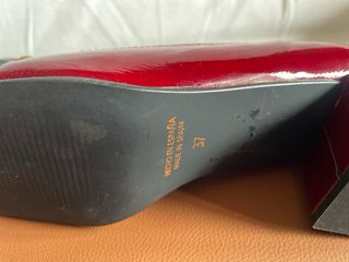 Zapatos de tacón rojos para mujer