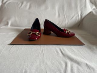 Zapatos de tacón rojos para mujer