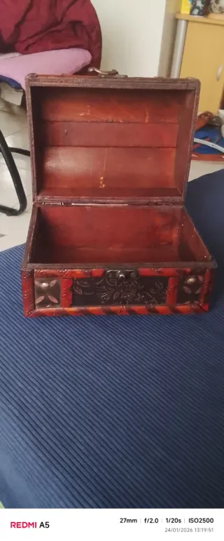 Baúl de madera y metal