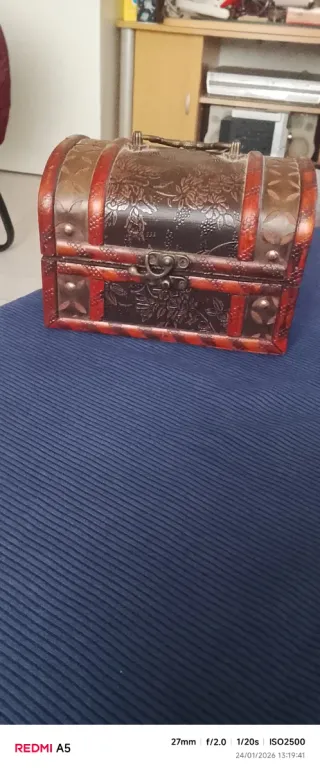 Baúl de madera y metal