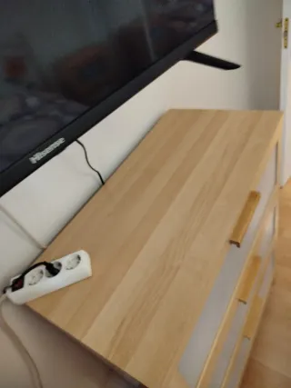 Cómoda, sinfonier y 2 mesillas  60 euros