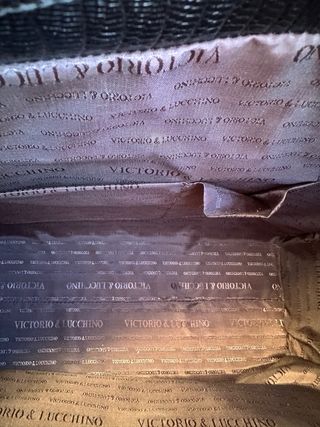 Bolso de mano piel negra efecto lagarto