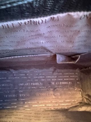 Bolso de mano piel negra efecto lagarto