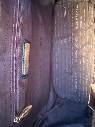 Bolso de mano piel negra efecto lagarto