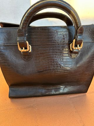 Bolso de mano piel negra efecto lagarto