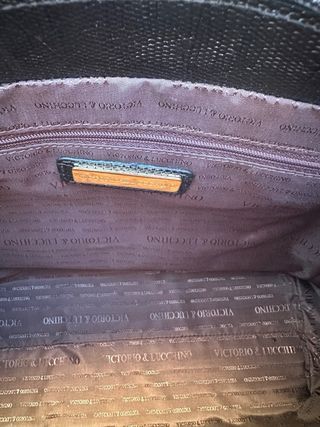 Bolso de mano piel negra efecto lagarto