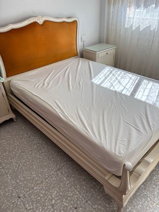 Cama 1.35m con cabecero tapizado