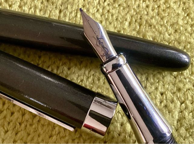 Pluma Yves Saint Laurent gris oscura
