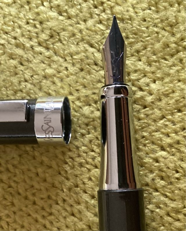Pluma Yves Saint Laurent gris oscura