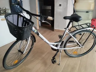 Bicicleta urbana blanca con cesta