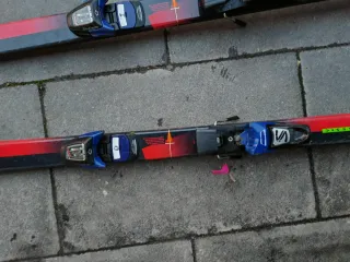 Esquís con fijaciones dos pares. Revisar fotos