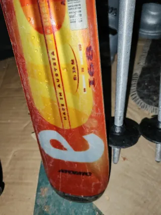 Esquís con fijaciones dos pares. Revisar fotos