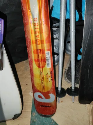 Esquís con fijaciones dos pares. Revisar fotos