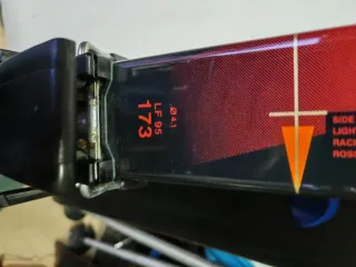 Esquís con fijaciones dos pares. Revisar fotos