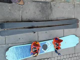 Esquís con fijaciones dos pares. Revisar fotos