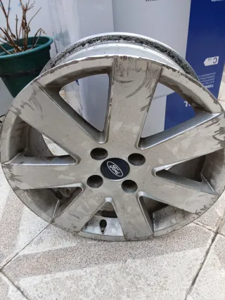 Llanta Ford Focus MK1 en 17 con pequeña fisura