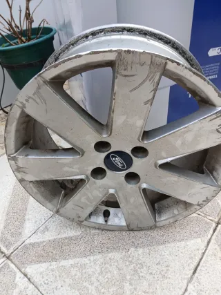 Llanta Ford Focus MK1 en 17 con pequeña fisura