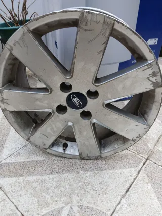 Llanta Ford Focus MK1 en 17 con pequeña fisura