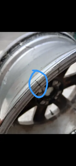 Llanta Ford Focus MK1 en 17 con pequeña fisura