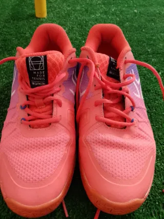 Zapatillas deportivas naranjas y moradas