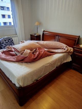 Muebles de madera oscura