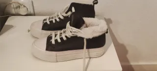 Zapatillas altas negras y blancas con forro