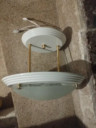 Lámpara de techo blanca y dorada