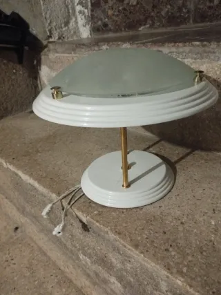 Lámpara de techo blanca y dorada