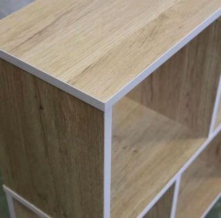 Estantería geométrica de madera